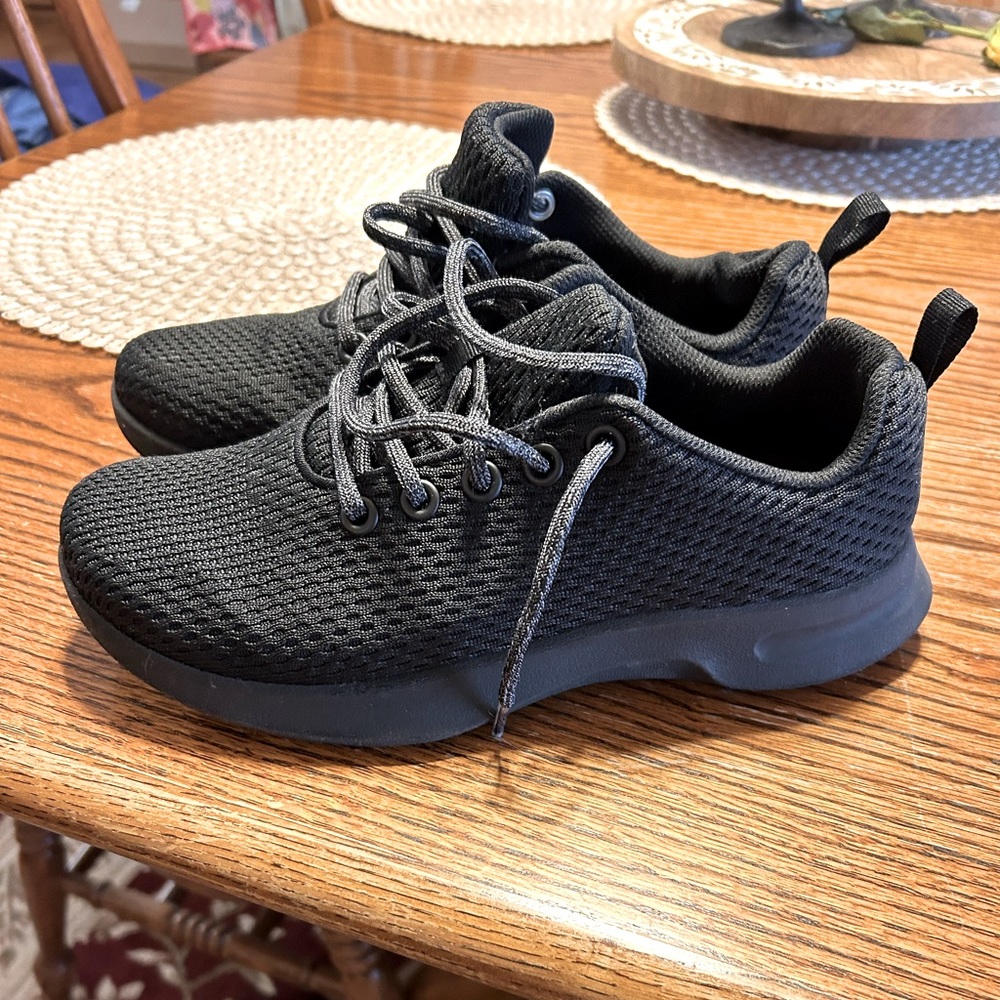 Black 9 wide women’s tennis shoes